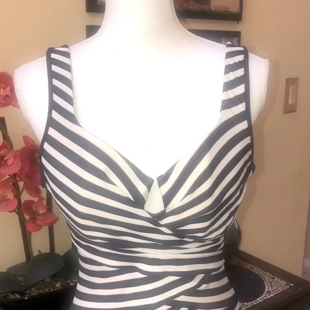 MiracleSuit Gilt Trip Escape Underwire Black & White 1 Piece Swimsuit Sz Small